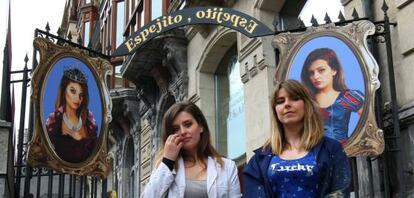 Las artistas Sandra Rilova (a la izquierda) y Andrea Abalia ante el mural colocado en las Juntas Generales de Bizkaia.