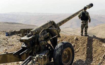 Un miliciano de Hezbolá, en Siria, cerca de la frontera con Líbano, en 2017.