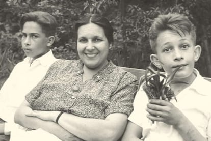 Luisa Viqueira, con sus dos hijos, en una fotografía familiar de 1959.