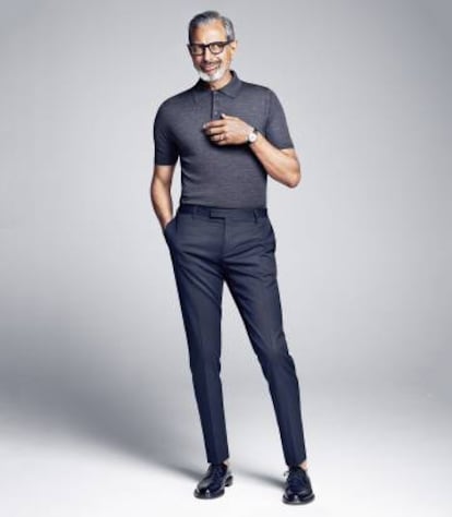 El actor viste camisa y pantalón de Prada. Gafas, Tom Ford y zapatos Saint Laurent por Hedi Slimane.