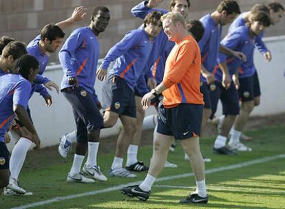 Koeman observa a sus jugadores durante la sesión