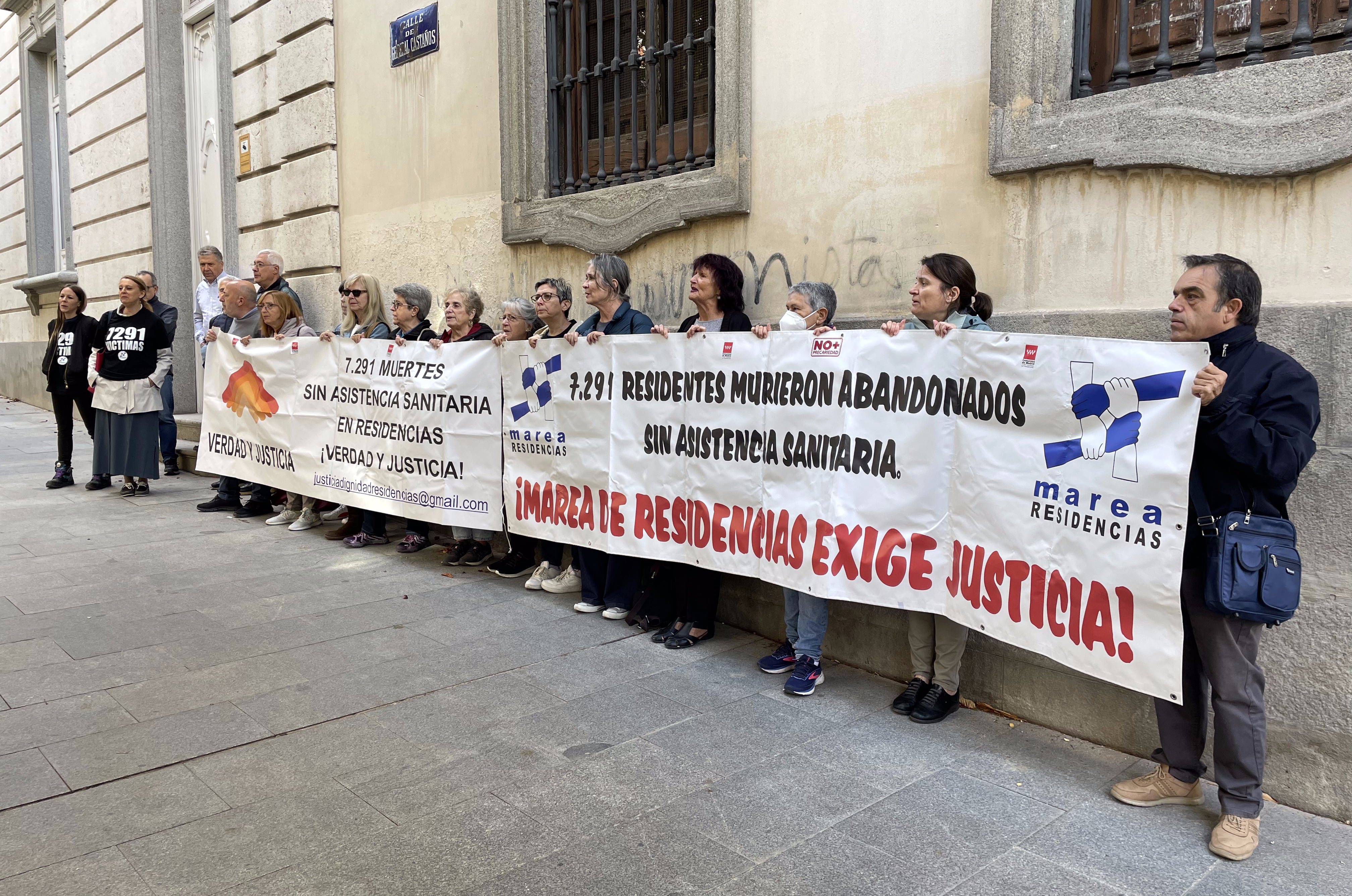 Familiares de los fallecidos en las residencias presentan una denuncia colectiva contra el Gobierno de Ayuso ante la Fiscalía de Madrid