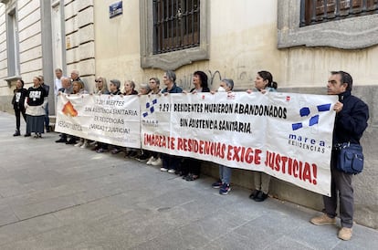 Familiares de personas mayores fallecidas en las residencias durante la pandemia protestan frente al Tribunal Superior de Justicia de Madrid, este jueves.