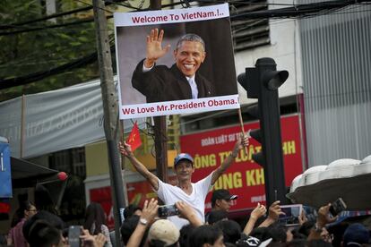 Una multitud espera la llegada del presidente de Estados Unidos, Barack Obama, en la pagoda de Jade en Ho Chi Minh (Vietnam).