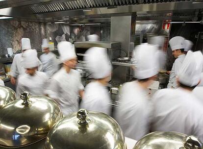 Cocineros en plena acción en el restaurante de Juan Mari Arzak, en San Sebastián, uno de los padres de la cocina de vanguardia española.