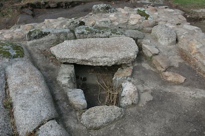 Tumba encontrada en el interior del cenobio del poblado visigodo de Hoyo de Manzanares.