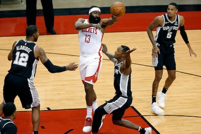 James Harden, ante San Antonio Spurs