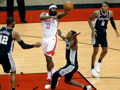 James Harden, ante San Antonio Spurs