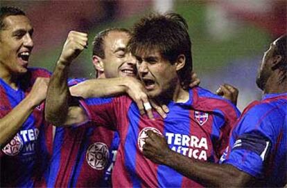 Aganzo, autor de los dos goles del Levante, abrazado por sus compañeros.