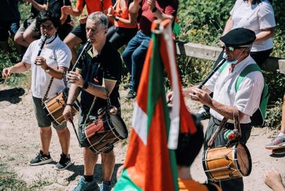 El lehendakari y candidato a la reelección, Iñigo Urkullu, toca el 'txistu' durante su participación en un acto electoral en la cima del monte Zaldiaran, en Vitoria.