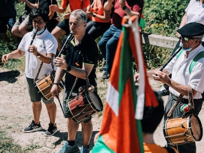 El lehendakari y candidato a la reelección, Iñigo Urkullu, toca el 'txistu' durante su participación en un acto electoral en la cima del monte Zaldiaran, en Vitoria.