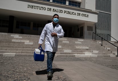 Un trabajador sanitario en el Instituto Público de Salud en Santiago, Chile, a finales de 2020.