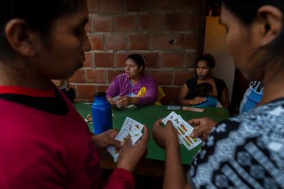 Algunas trabajadoras juegan a las cartas durante un día de lluvia que suspendió la cosecha.