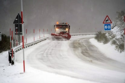 Una quitanieves limpia la carretera CA-183 de nieve cerca de la localidad cántabra de Brañavieja, este domingo con alerta por nevadas.