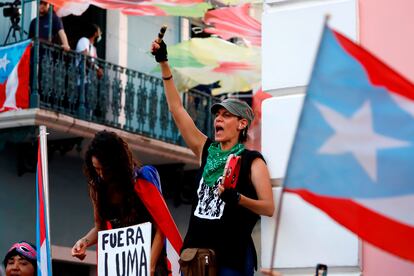 Cientos de personas han protestado este jueves frente a la sede del Ejecutivo de Puerto Rico en contra de Luma Energy, la compañía encargada de la transmisión y distribución de la electricidad en la isla.