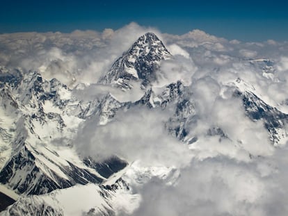 El K 2, la segunda montaña más alta del mundo, visto desde el aire.