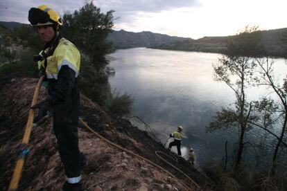 Bomberos sacan agua del pantano.