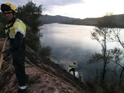 Bomberos sacan agua del pantano.