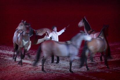 En la doma en libertad no se emplean elementos de castigo como bocado, espuelas o estribos. Al domador le basta con alzar suavemente su mano para que el caballo sepa la dirección que debe tomar. En la imagen, un momento del espectáculo inagural.