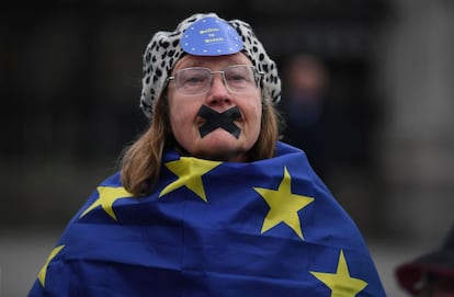 Una mujer protesta en Londres contra la salida del Reino Unido de la UE.