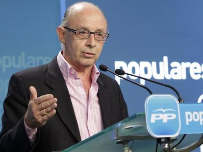 El portavoz económico del PP, Cristóbal Montoro, durante la rueda de prensa que ha ofrecido esta mañana