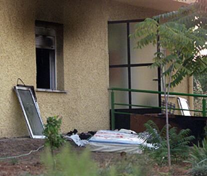 Zona de la residencia afectada por el fuego que ayer obligó a desalojar a 26 ancianos.