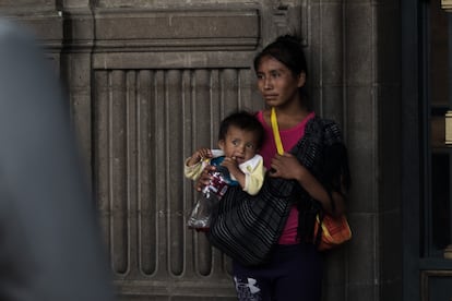 Una joven y su bebé frente al Antiguo Palacio de Ayuntamiento, en Ciudad de México.