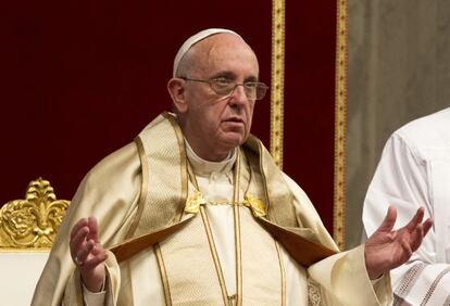 Francisco, durante una ceremonia religiosa ayer en San Pedro.