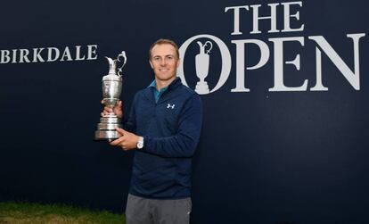 Spieth con el trofeo de ganador.