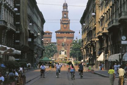 Las bicicletas y los peatones se adueñan de las calles de Milán cuando se activa la emergencia por alta contaminación.