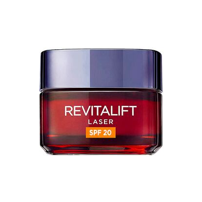 Crema de día Revitalift Laser de L’Oréal Paris
Uno de los productos más vendidos en Amazon, el ácido hialurónico de su fórmula corrige, rellena y remodela. La molécula Pro-Xylane, patentada por el grupo cosmético, combate las arrugas y reafirma. Algunas usuarias afirman que se trata de un auténtico elixir de juventud. “Es perfecta. Llevo usándola casi un año y las arrugas de la edad se han difuminado. Muy contenta. Si sigo usándola corro el riesgo de volver a los 20. Jaja, es broma, pero de sobresaliente”, escribe Rita.