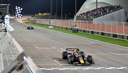 El coche de Verstappen cruza la línea de meta. 