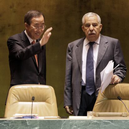 Ali Abdusalam Treki (derecha), con Ban Ki-moon en la ONU; abajo, Abu Zayd Durda.