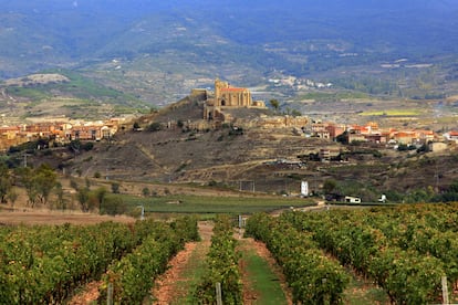 San Vicente de la Sonsierra vista desde las Bodegas Vivanco en Briones, La Rioja.