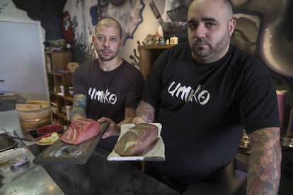 Pablo Álvaro (izquierda) y Juan Alcaide muestran trozos de atún madurado en el restaurante Umiko.