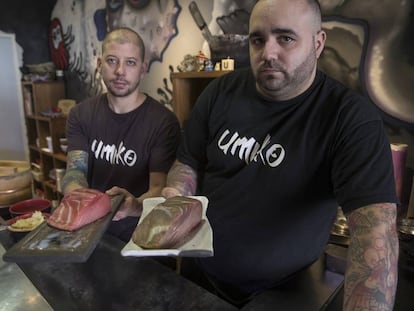 Pablo Álvaro (izquierda) y Juan Alcaide muestran trozos de atún madurado en el restaurante Umiko.
