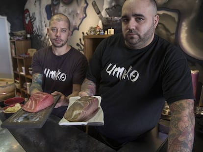 Pablo Álvaro (izquierda) y Juan Alcaide muestran trozos de atún madurado en el restaurante Umiko.