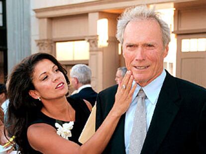 El actor Clint Eastwood y su esposa, Dina Ruiz.