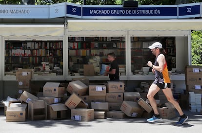Preparativos para la edición de la Feria del Libro de Madrid, en la edición de 2019.