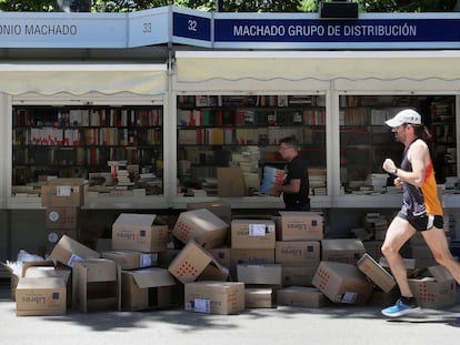 Preparativos para la edición de la Feria del Libro de Madrid, en la edición de 2019.