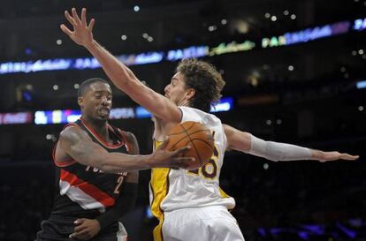 Pau Gasol intenta evitar el pase de Matthews.