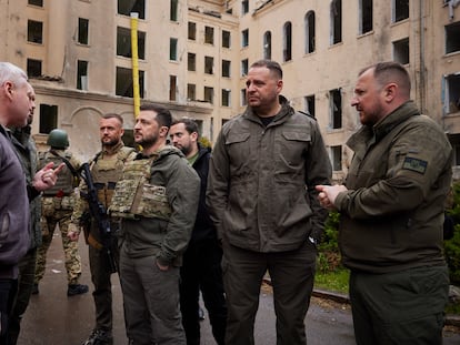 Volodímir Zelenski este domingo durante su visita a Járkov.