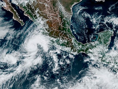 Imagen satelital del huracán 'Orlene' frente a las costas mexicanas del océano Pacífico.