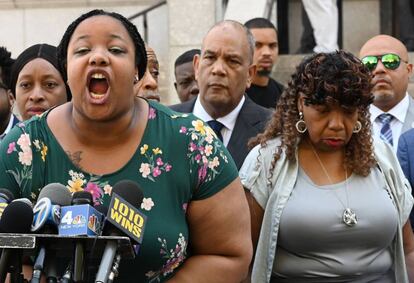 Emerald Snipes, hija de Eric Garner, y Gwen Carr, la madre del fallecido, afuera de la Fiscalía de Nueva York en julio.