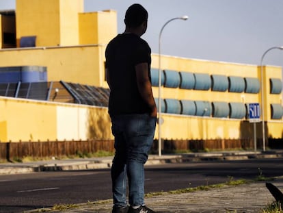 Un joven ghanés, que pasó 49 días internado en el CIE de Aluche (Madrid), observando el centro desde el exterior.