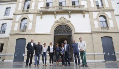 Representantes institucionales y de Tabakalera, ante la entrada principal del centro cultural donostiarra.