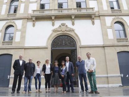 Representantes institucionales y de Tabakalera, ante la entrada principal del centro cultural donostiarra.