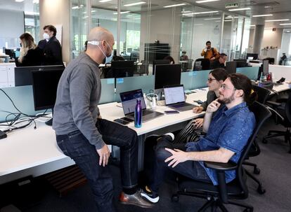 Un grupo de trabajadores en la sede central del BBVA el primer día de libertad empresarial para llevar mascarilla.