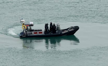 Patrulla de la guardia fronteriza británica en la costa de Dover, Reino Unido