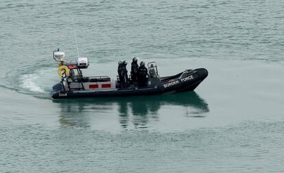 Patrulla de la guardia fronteriza británica en la costa de Dover, Reino Unido 